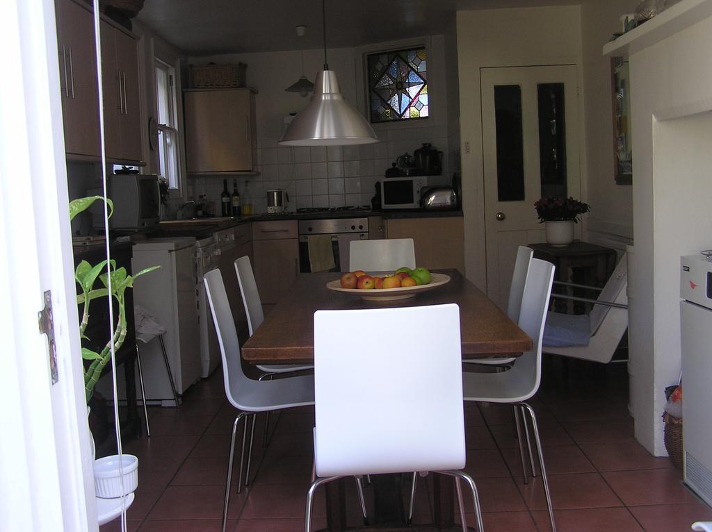 Holmewood Homestay Лондон Екстериор снимка
