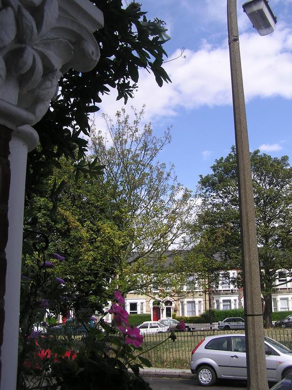 Holmewood Homestay Лондон Екстериор снимка